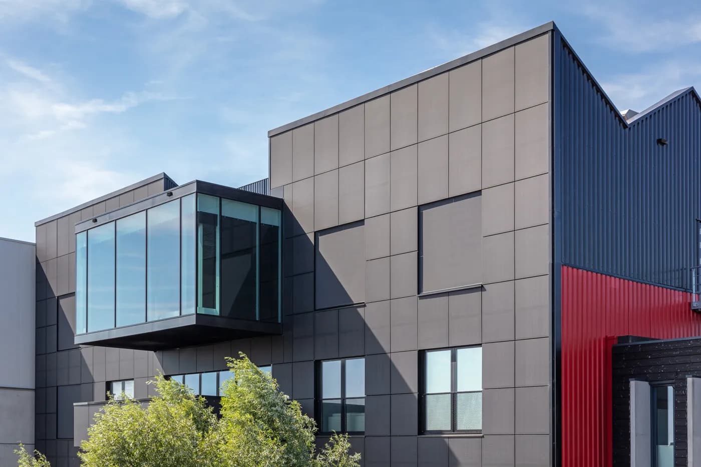 Zonnegevel met Matte Zwarte zonnepanelen voor Loft Office Amsterdam | Solar facade with Matte Black panels for Loft Office Amsterdam | Solarfassade mit mattschwarzen Solarmodulen für ein Loftbüro in Amsterdam | Solarix