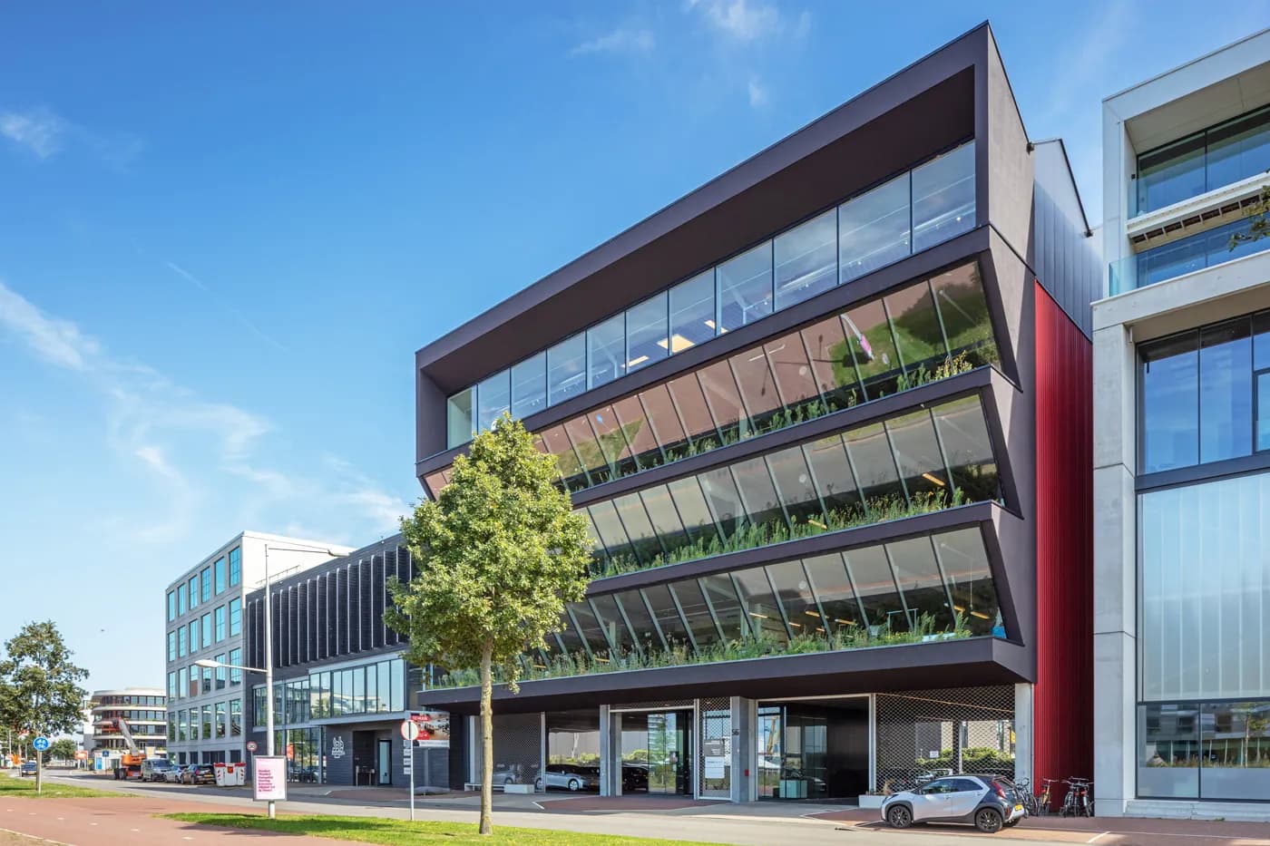 Zonnegevel met Matte Zwarte zonnepanelen voor Loft Office Amsterdam | Solar facade with Matte Black panels for Loft Office Amsterdam | Solarfassade mit mattschwarzen Solarmodulen für ein Loftbüro in Amsterdam | Solarix