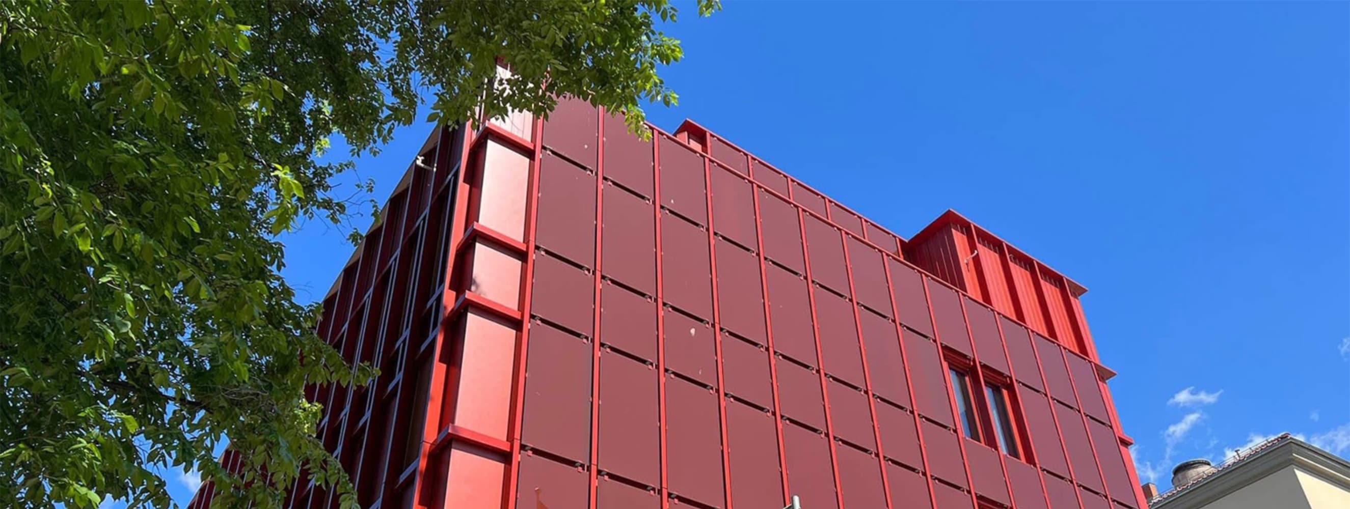 Rode zonnepanelen op gevel gebouw Sofienberg, Oslo | Red solar panels on facade of Sofienberg building, Oslo | Solarix