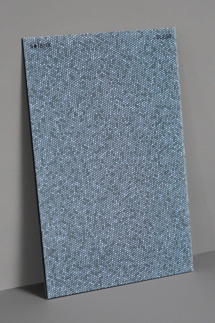 Melange van grijs, mist blauw en wit gekleurd zonnepaneel BL-650 | Semi-mat | Solarix